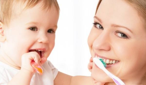 Kind und Mama putzen Zähne