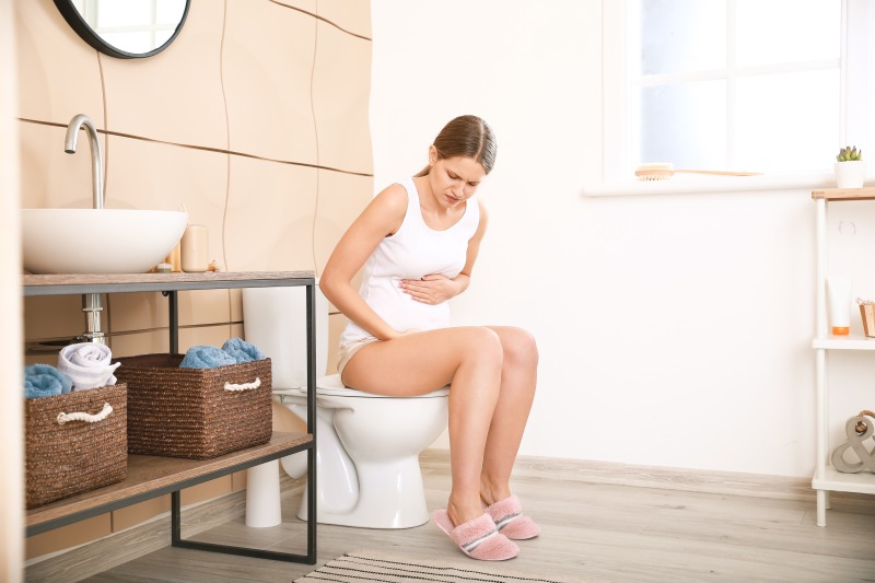 Frau auf Toilette