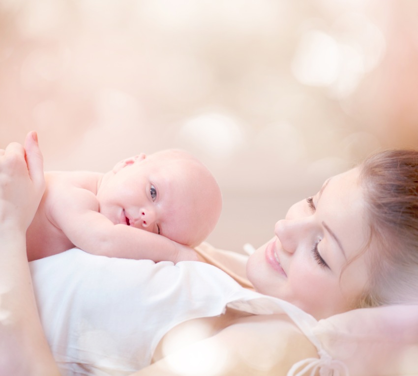 Frühchen auf dem Bauch der Mama