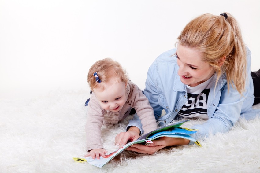 Mama mit Kind beim vorlesen