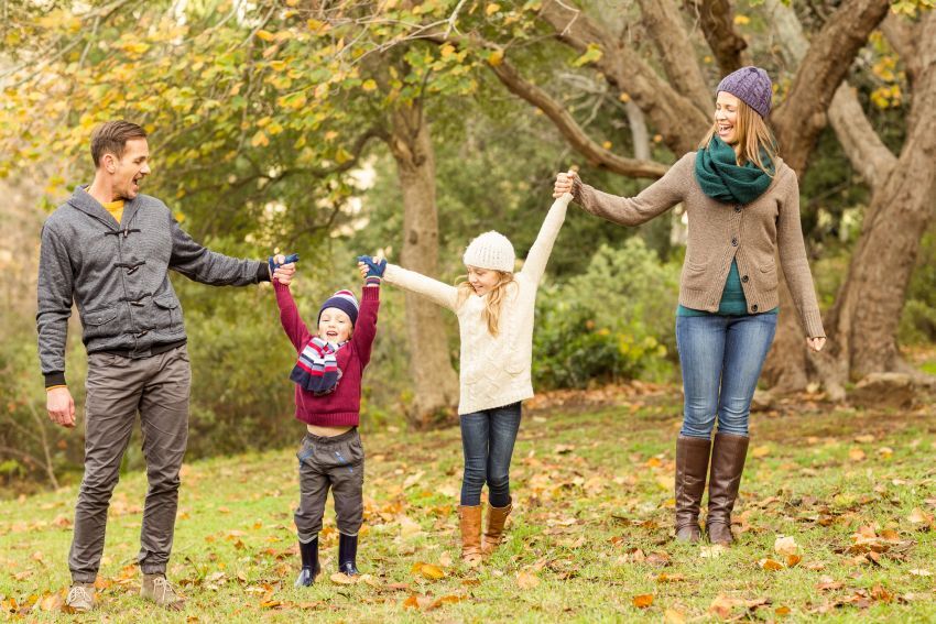 Junge Familie im Herbst